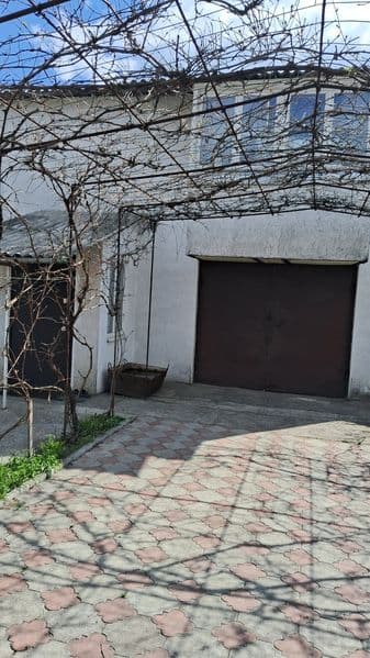 Продам 1/4 дома, 148 кв.м утеплений баня/сауна всі зручності два гаража теплиця виноград своя вода опалення як газове так і на дровах  два котла