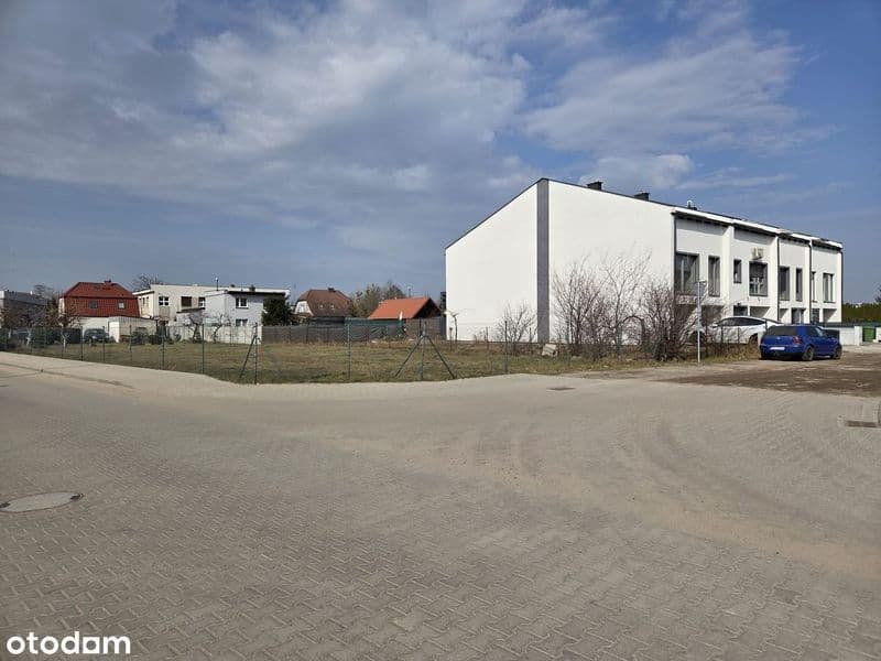 Okazja! Duży szeregowiec z garażem w centrum 5800m2.