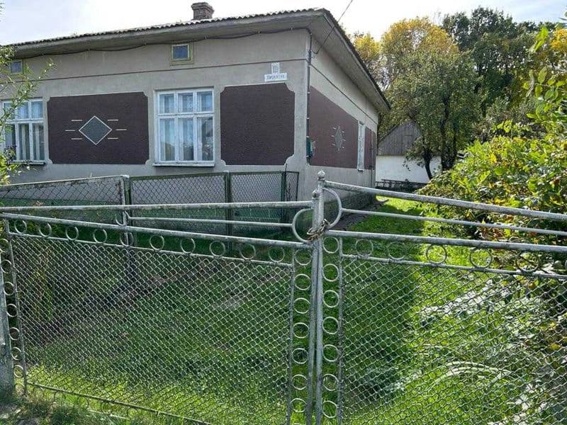 Продаж цегляного будинку в Долині — тихий провулок недалеко від центру