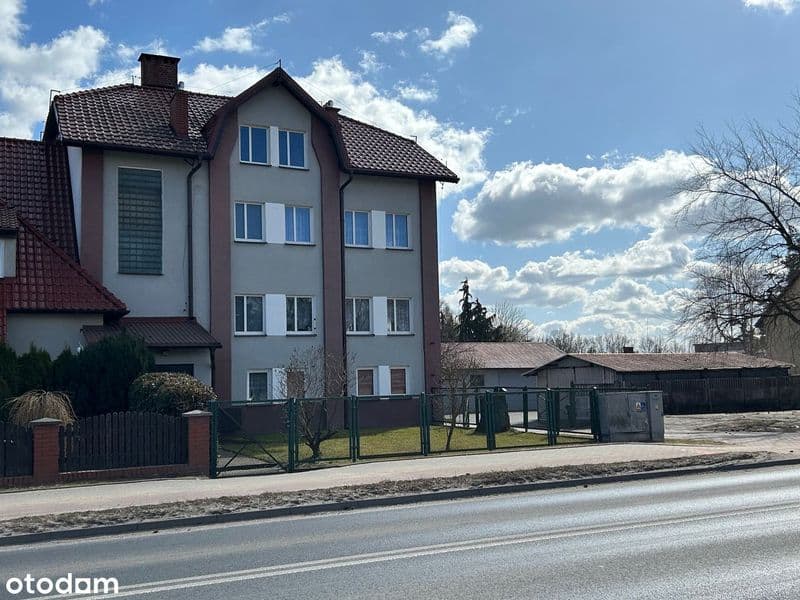 Dom z budynkami gospodarczymi, parkingami i dużą działką w mieście