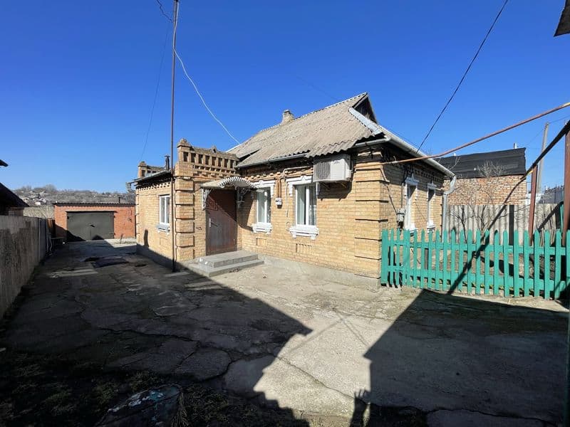 Продаж будинку з гаражем та земельною ділянкою!