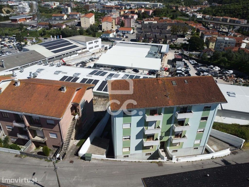 Apartamento T3 no Loreto com garagem e lugar de estacionamento