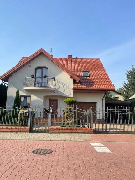 Dom jednorodzinny na sprzedaż –135 m², garaż, ogród, fotowoltaika
