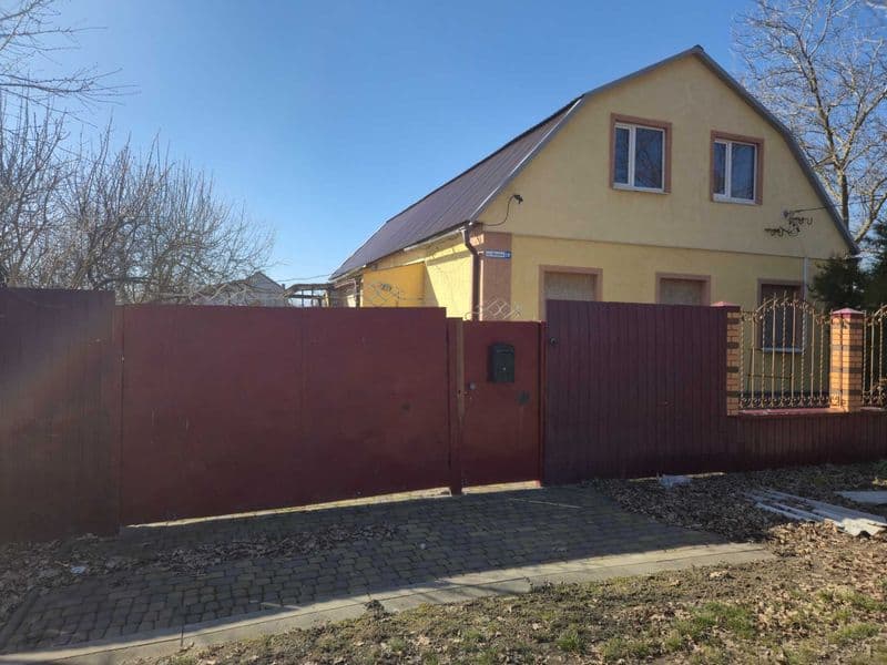 Продам будинок у м. Чугуїв з ремонтом та ділянкою 10 соток