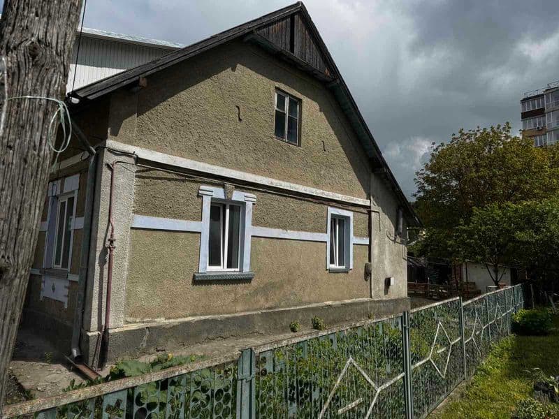 Будинок з ділянкою в центрі міста