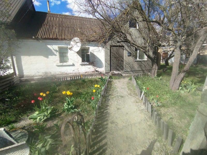Половина будинку та земельна ділянка