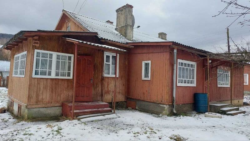 Половина будинку з великою земельною ділянкою перед Східницею