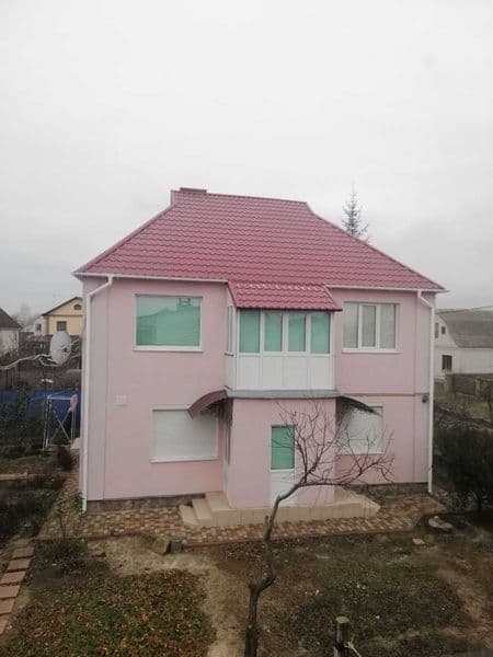 Двоповерховий будинок з усіма зручностями та земельною ділянкою