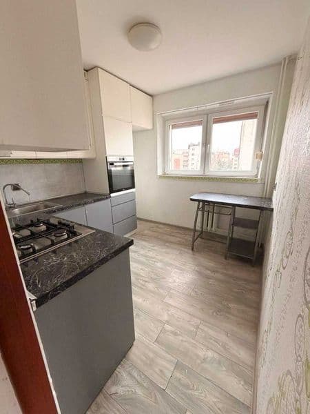 3 pokoje + balkon. 4000 za metr