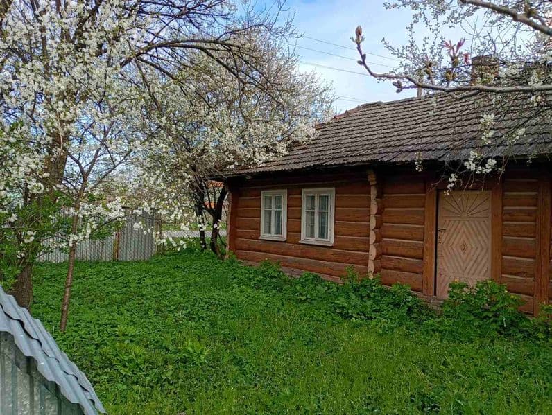 Будинок із садовою ділянкою