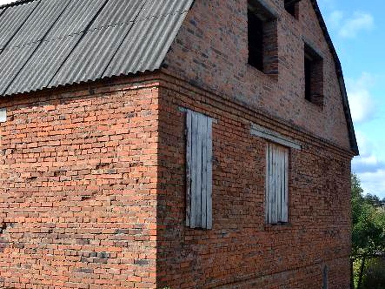 Будинок та земельна ділянка біля річки у м. Малин