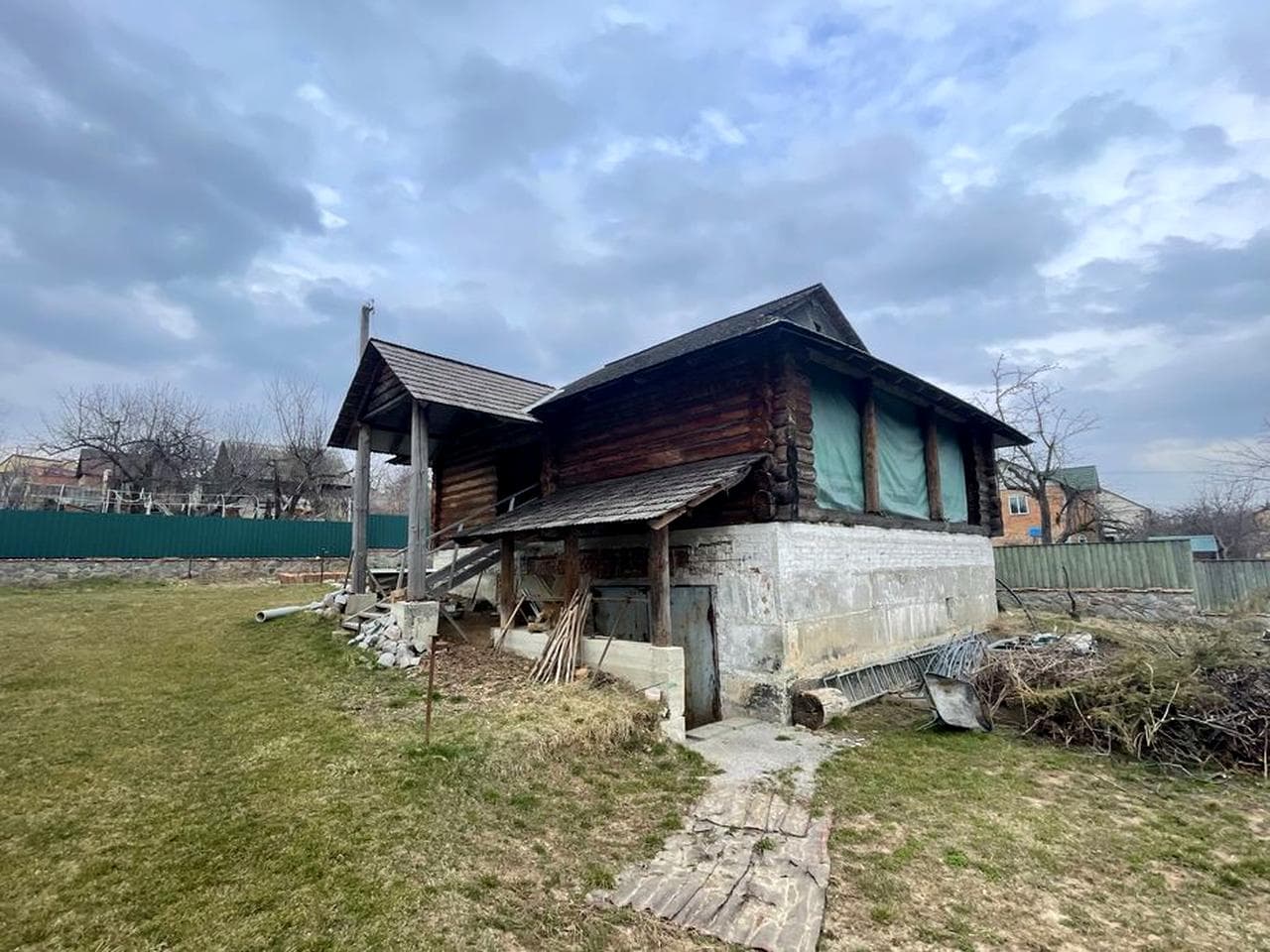 Продається будинок з дикого зрубу в центральній частині міста
