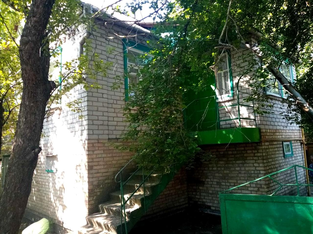 Двоповерховий будинок