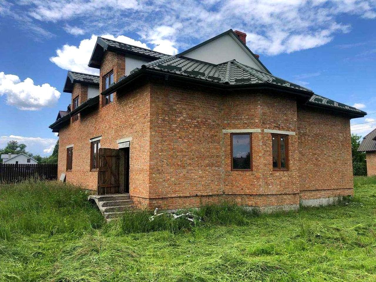 Продається двоповерховий будинок з гаражем