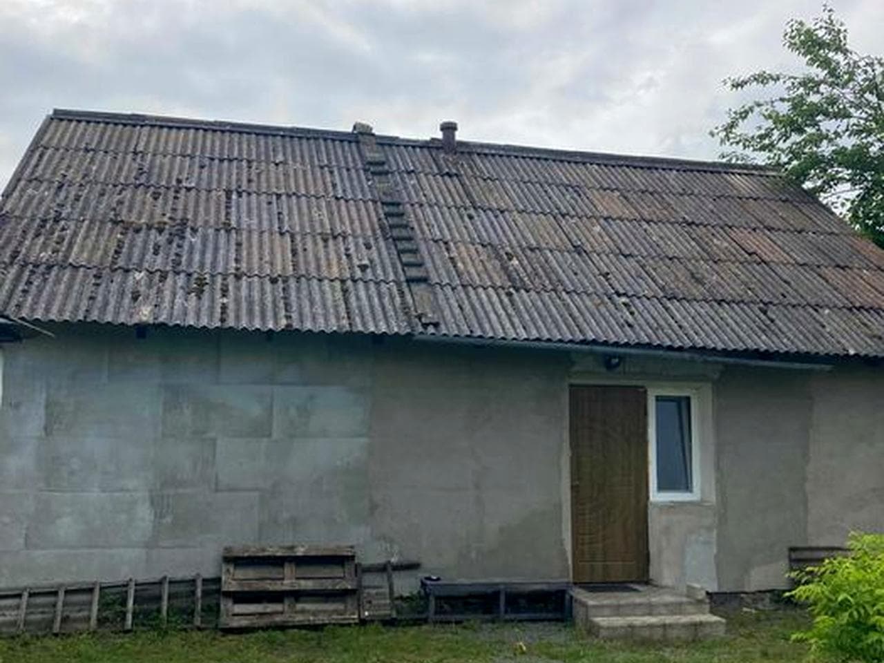 Земельна ділянка з приватним будинком