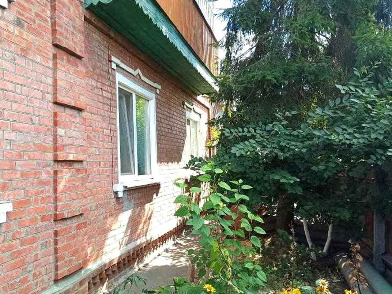 Продам двухэтажный кирпичный дом в Мерефе.