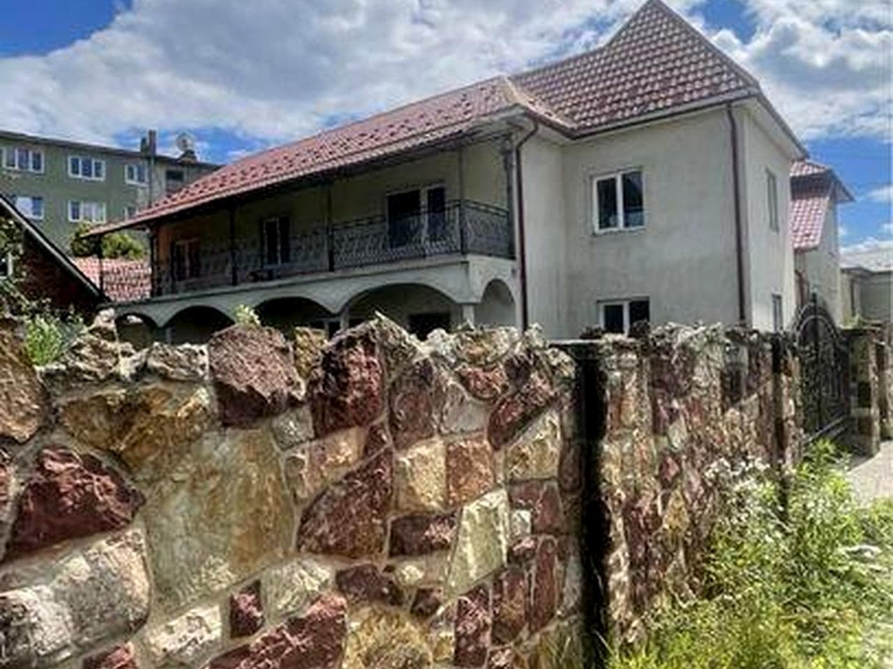 Продається добротний 2-поверховий будинок. Чортків