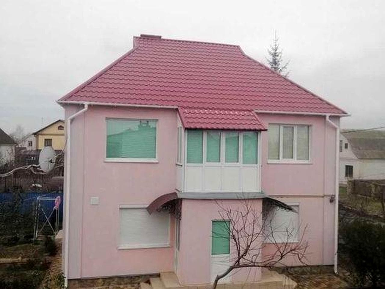 Двоповерховий будинок з усіма зручностями та земельною ділянкою