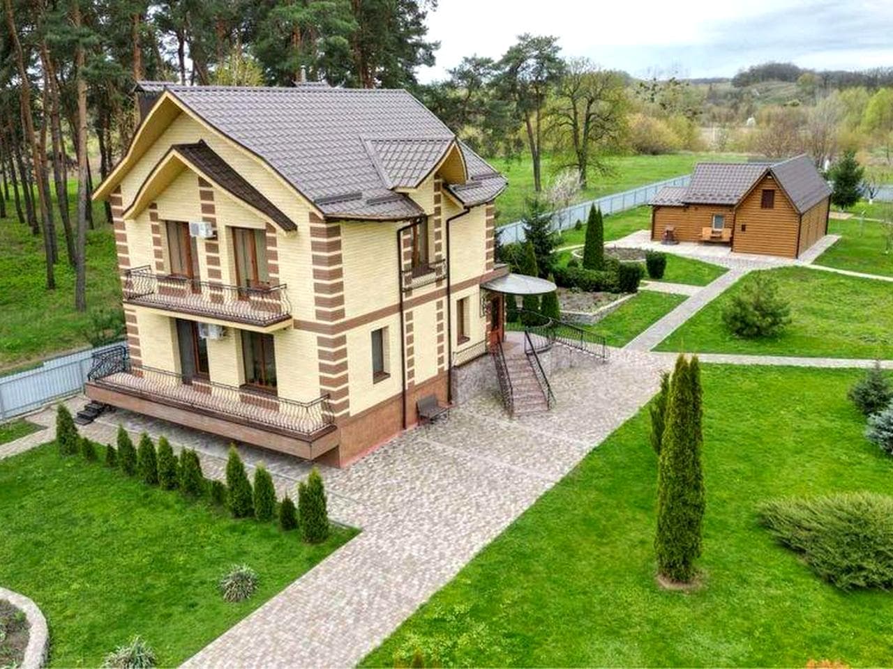 Заміський будинок з ділянкою
