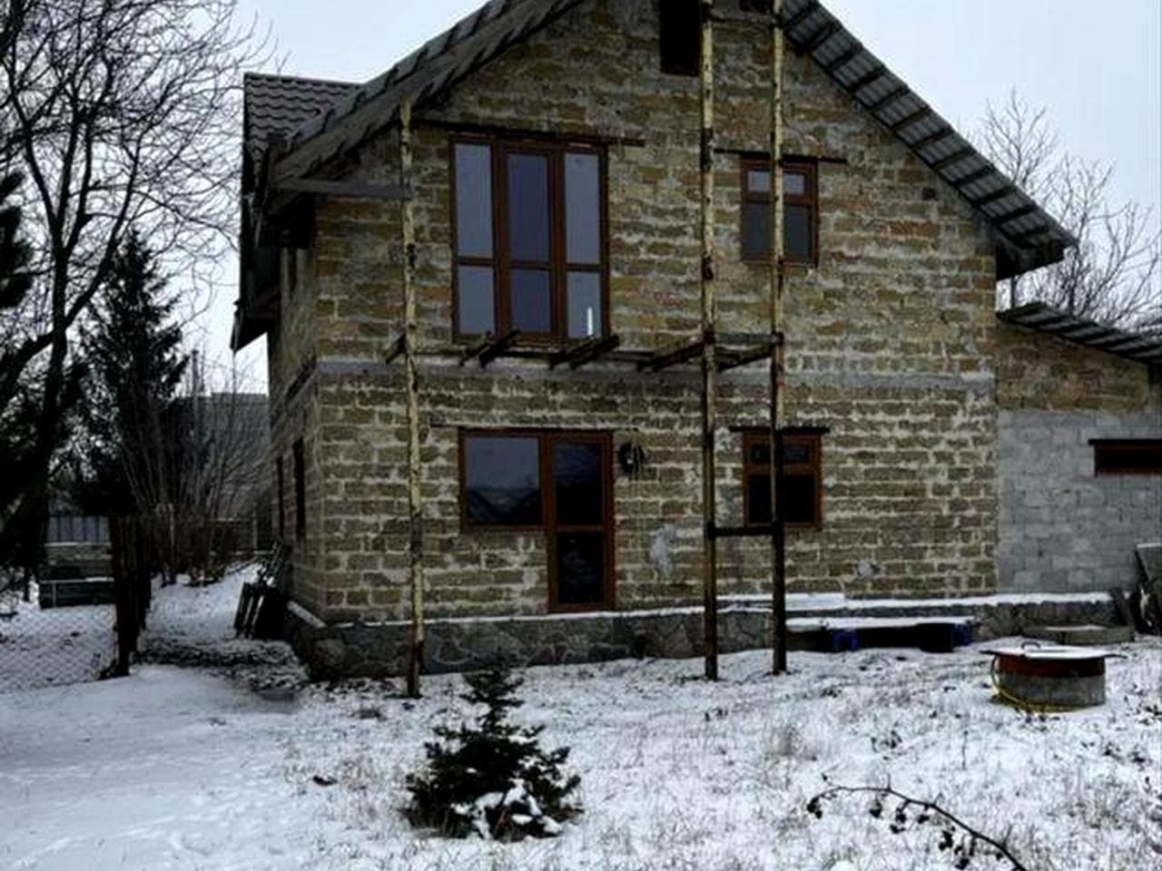 Продаж будинку в гарному місці. Можна під програму .