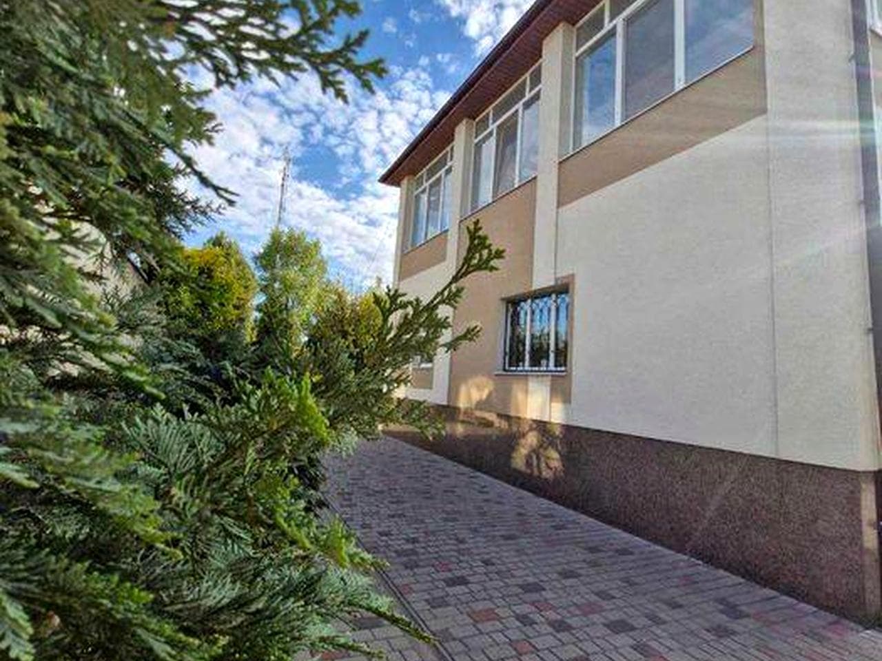 Просторий утеплений будинок 280 м² з ділянкою 12 соток