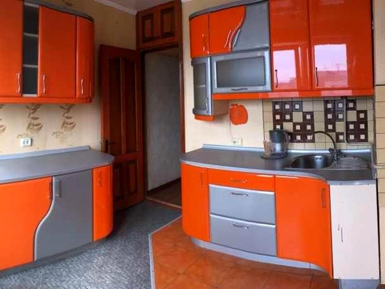 Продається трикімнатна квартира