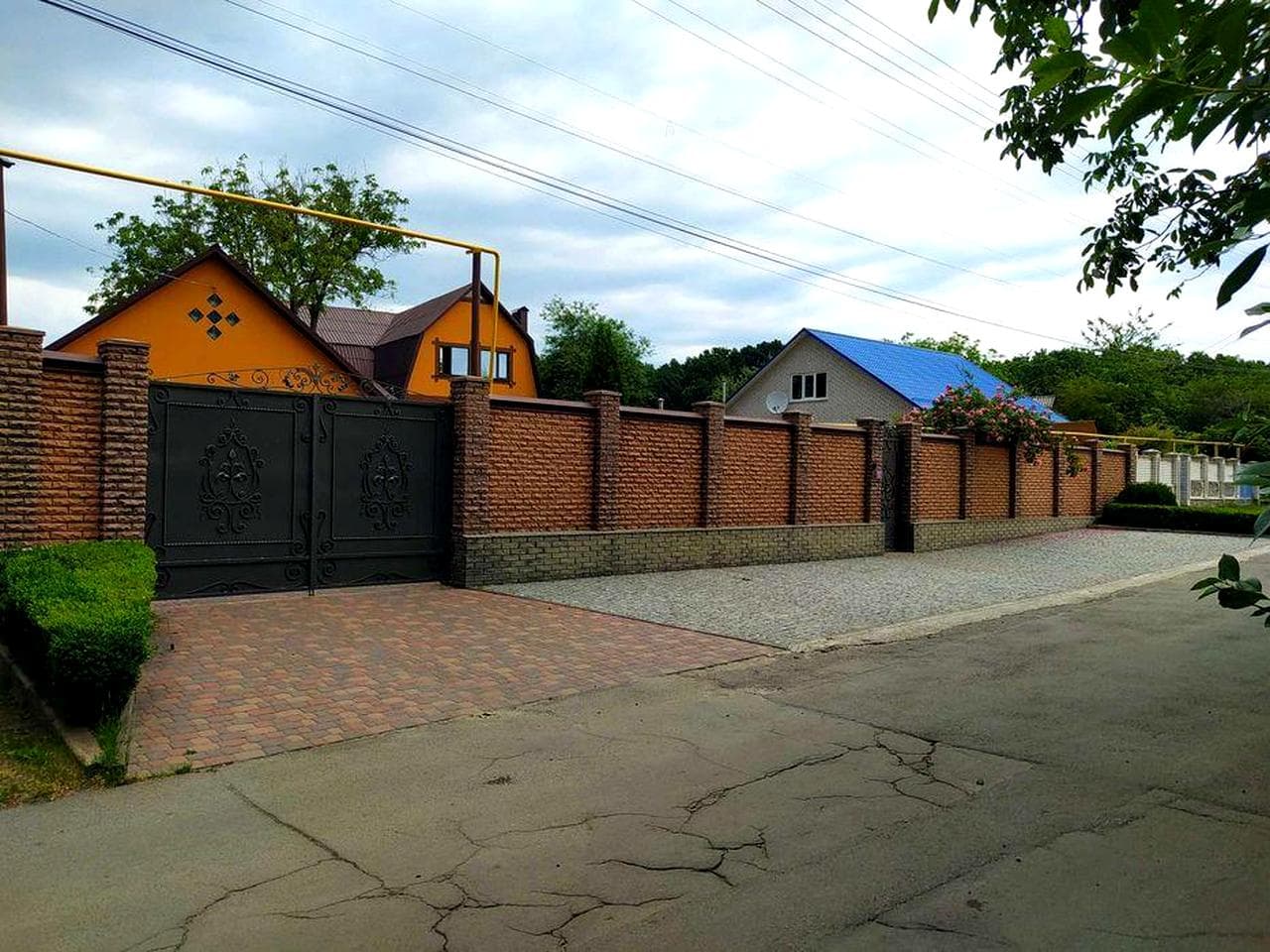 Продам два будинки, на двох ділянках, об`єднаних в один двір.МІЩАНКА!!