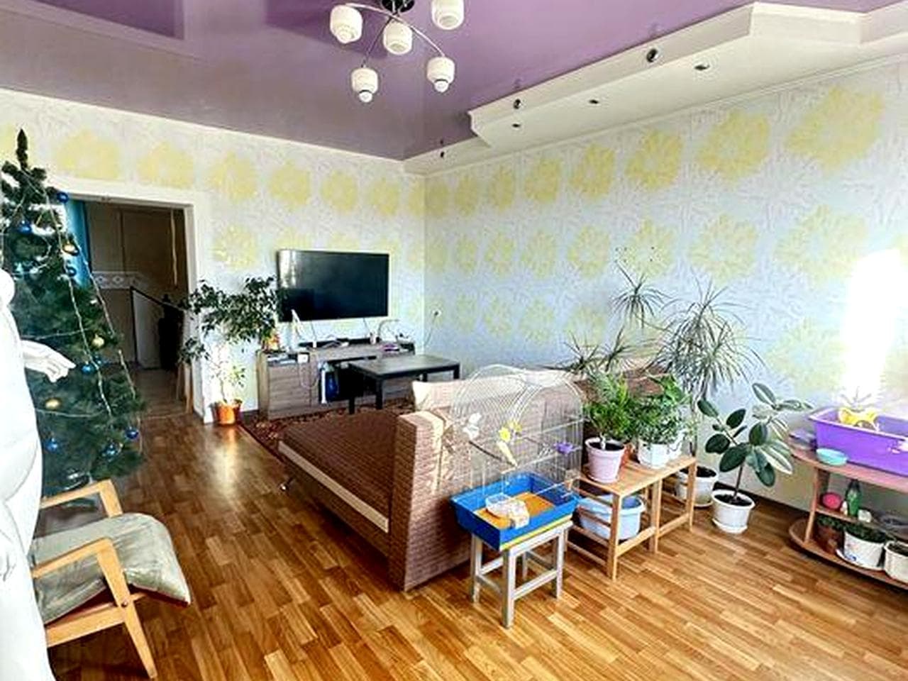 Цегляний двоповерховий будинок з промисловим приміщенням