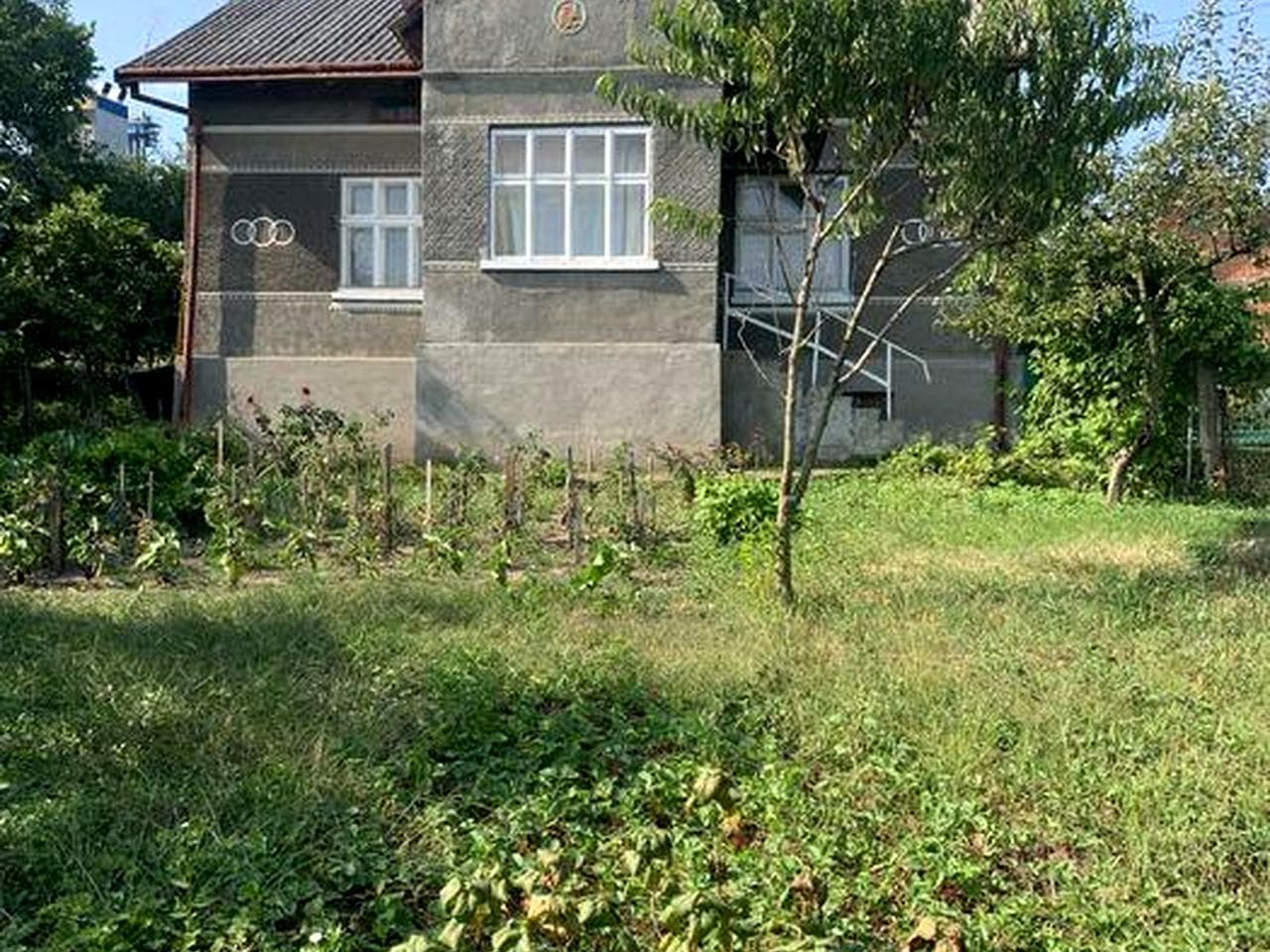 Продам будинок +велика земельна ділянка .місто Бучач