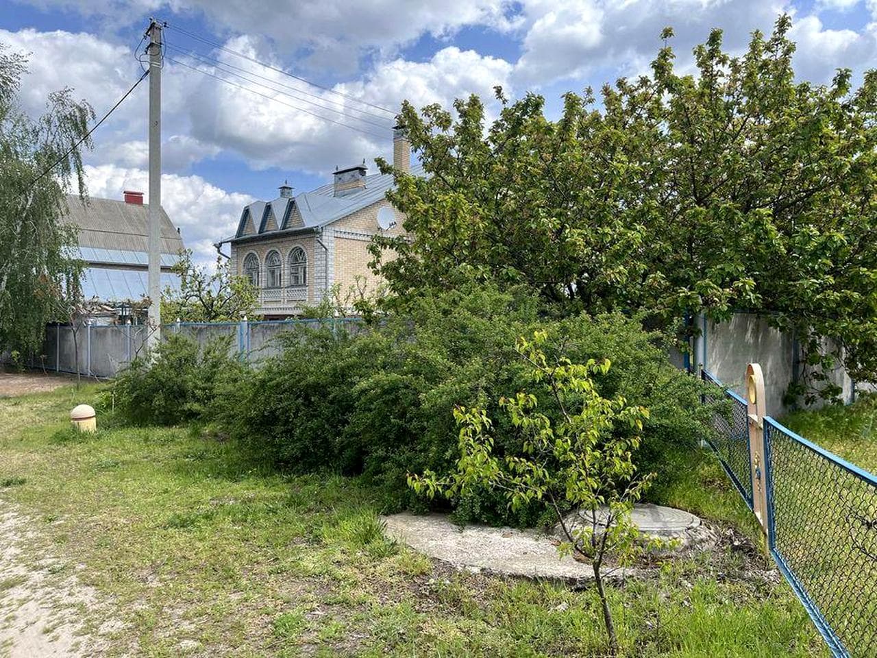 Центр. Двоповерховий будинок з земельною ділянкою 8 соток