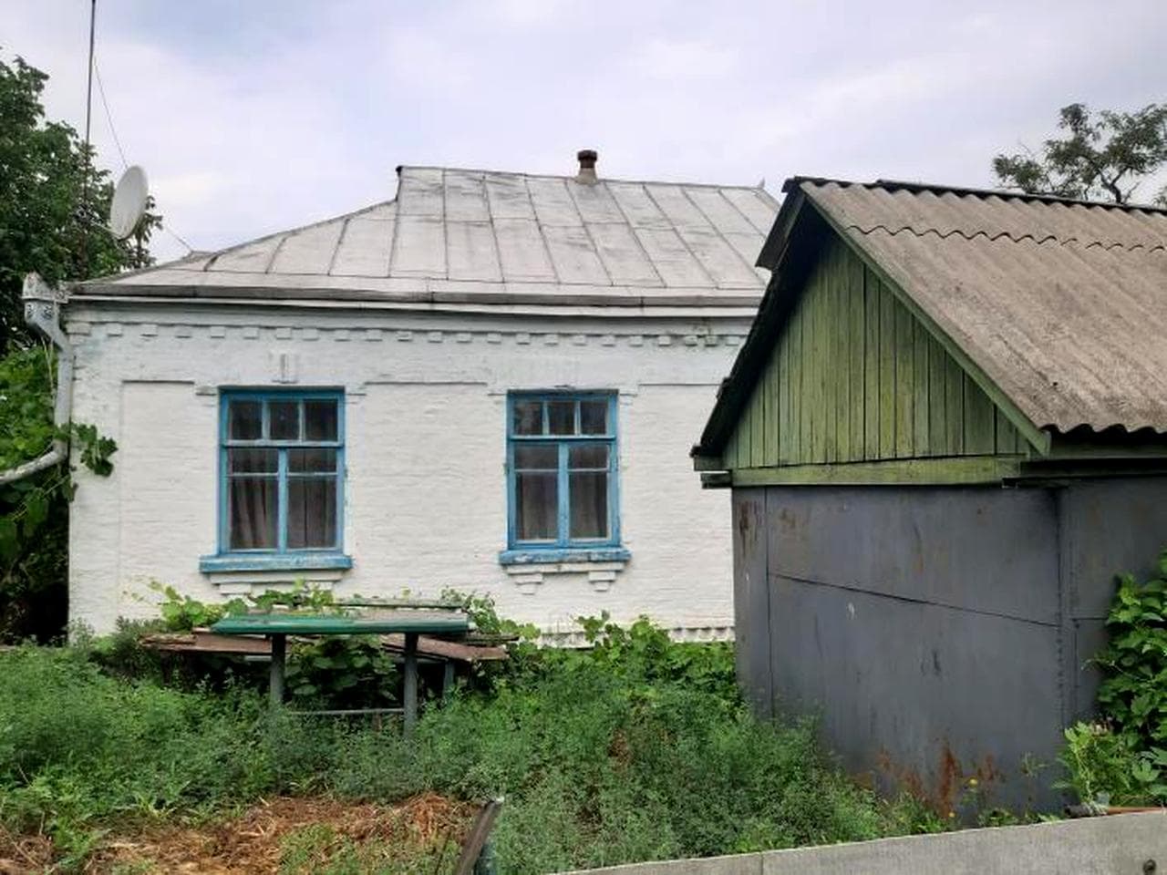Продам  будинок з пічним та газовим опаленням.
