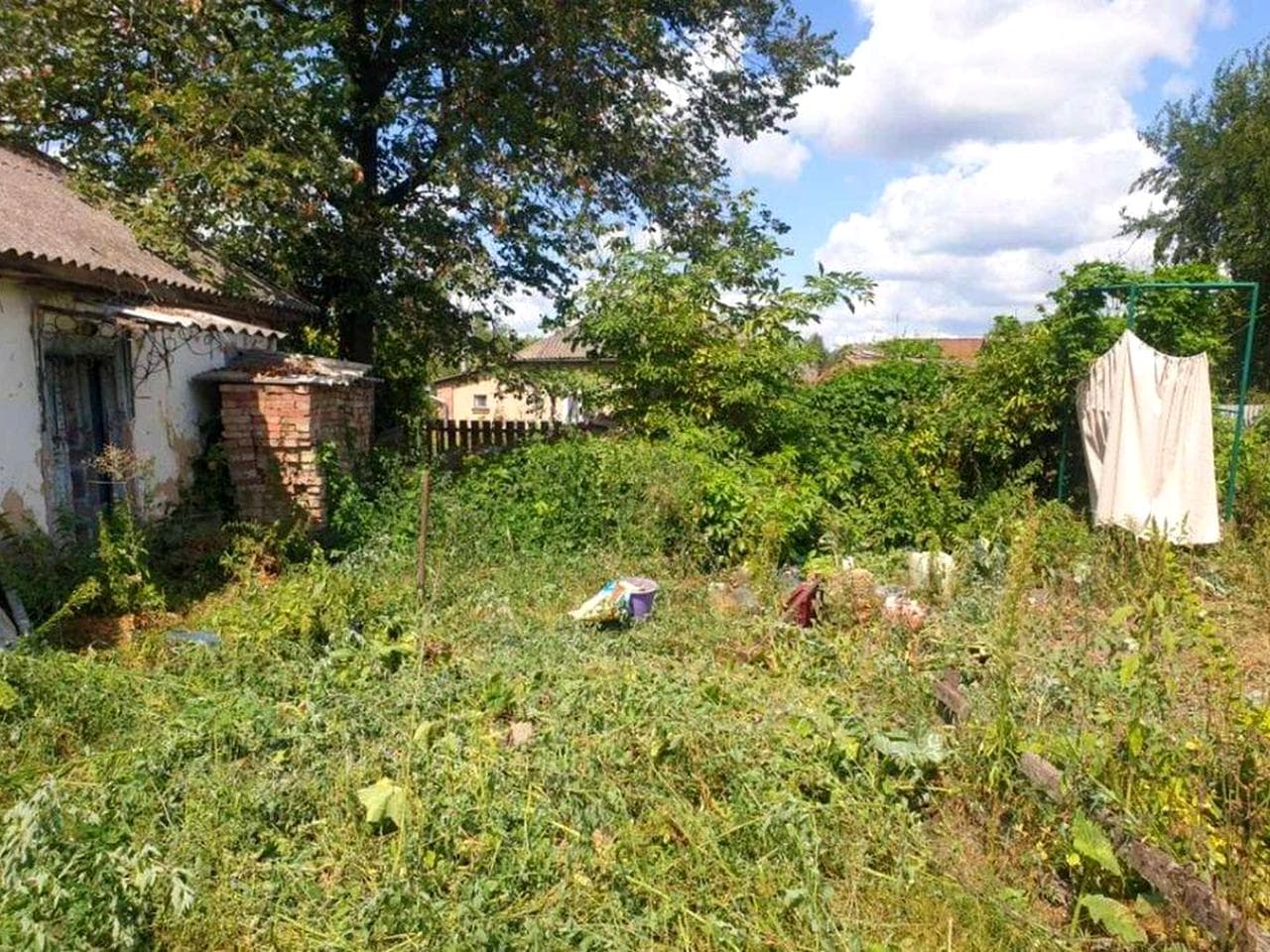 Продам або обміняю хату з ділянкою.