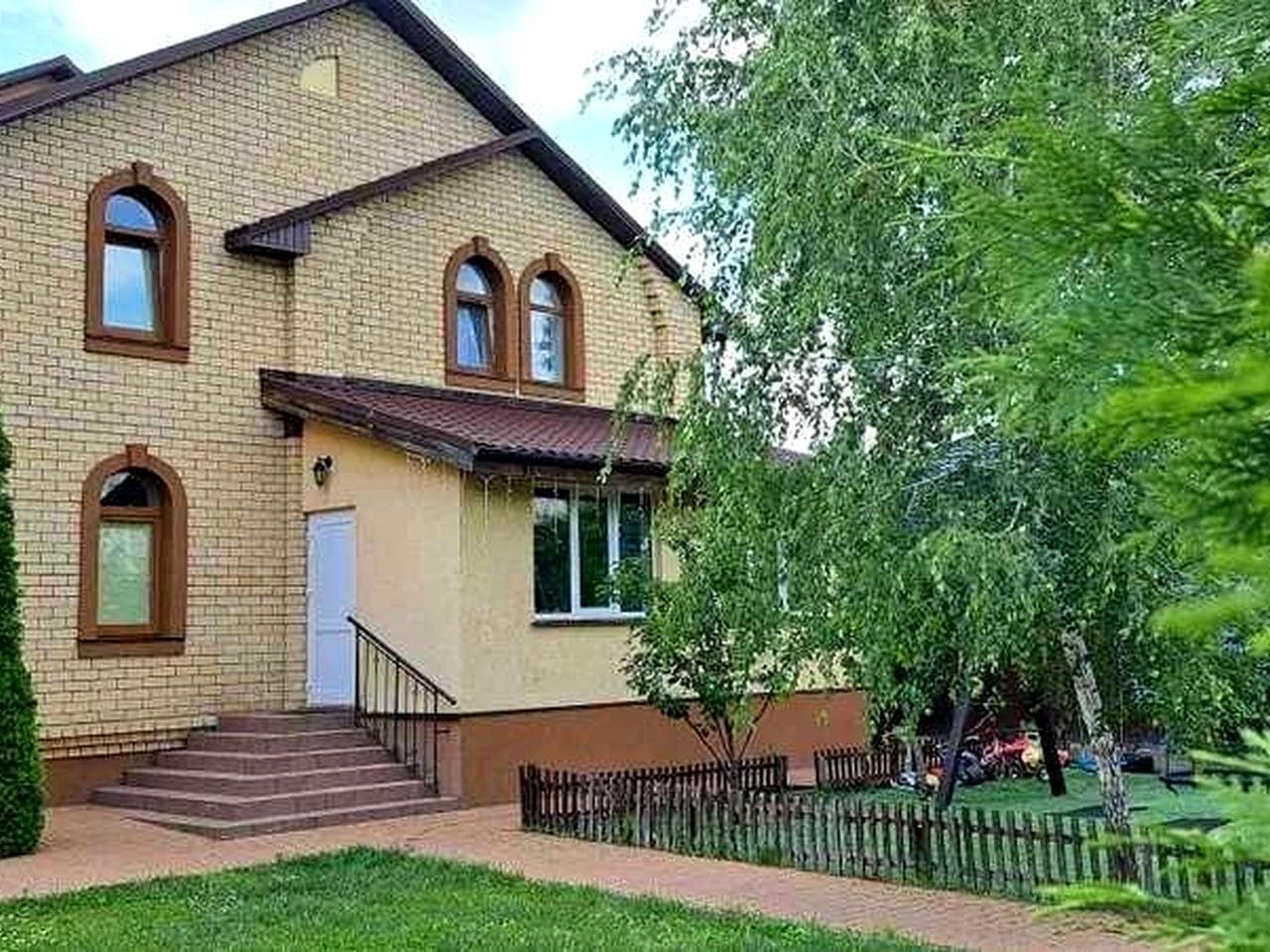 Затишний будинок 280 кв. м. + 8 соток --> с. Чайки, 5 км. від Києва