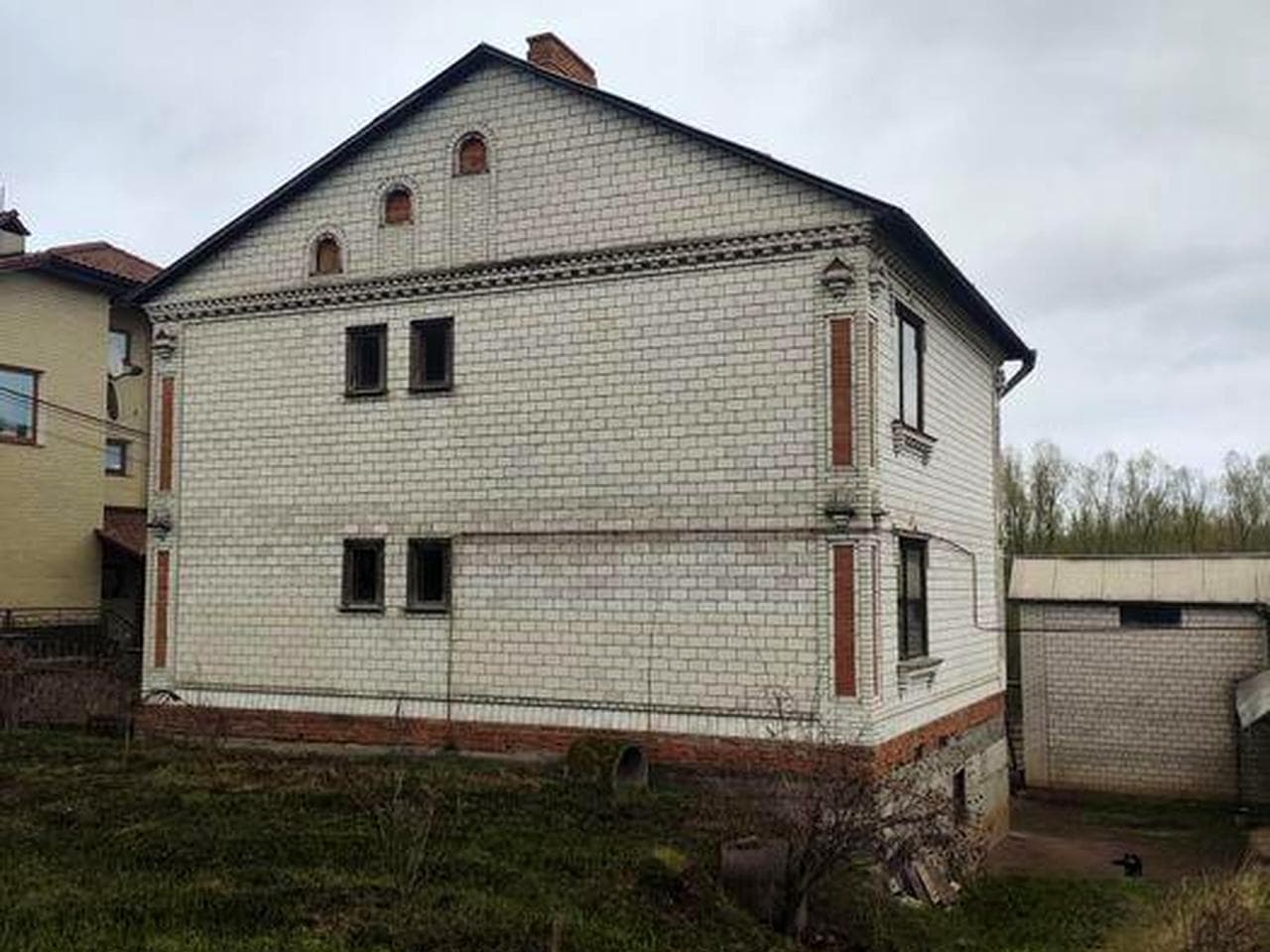 Будинок, господські приміщення, ставок свій