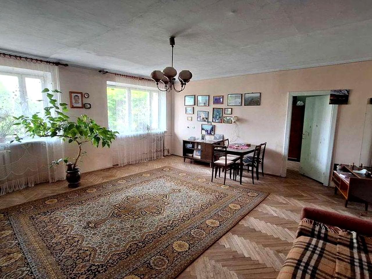 Велика 3-х кімнатна квартира в центрі міста (90 м2)