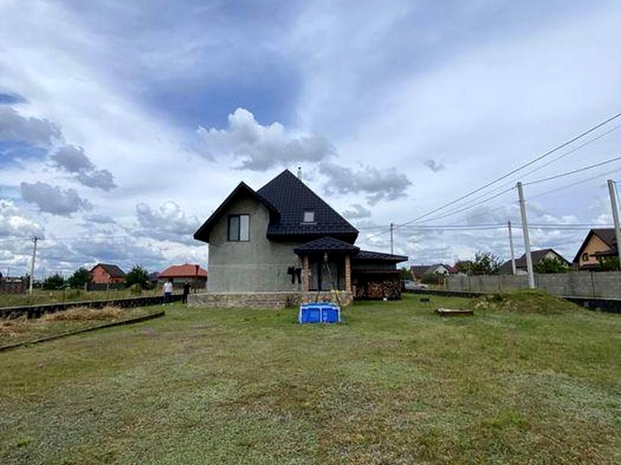 Продається чудовий будинок на два поверхи готовий до проживання.