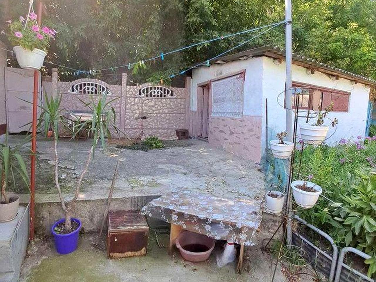 Продам 1\2 частину  будинку в центрі міста Чугуїв!