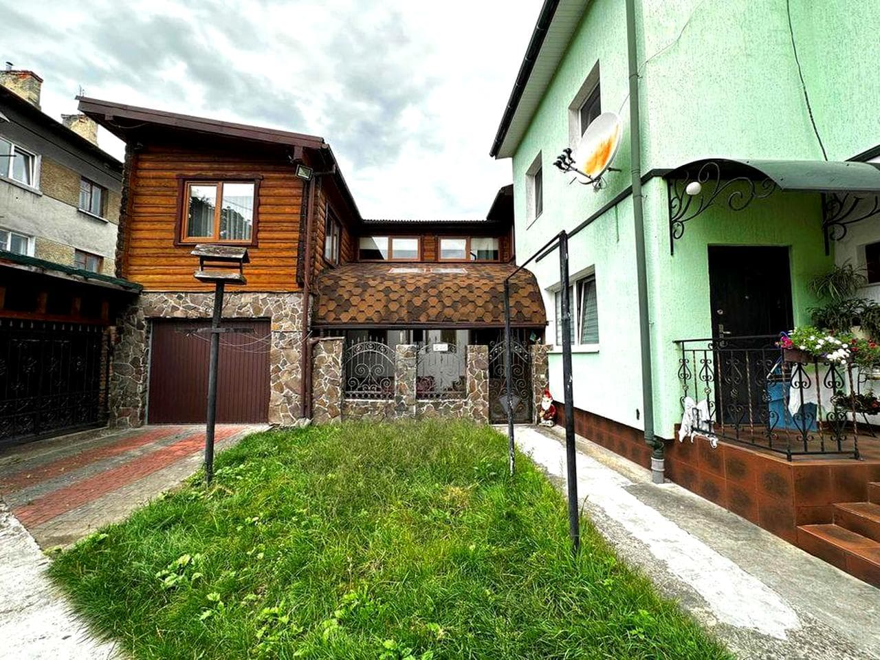 Продаж квартири особнякового типу з гаражем в центрі м.Стрий
