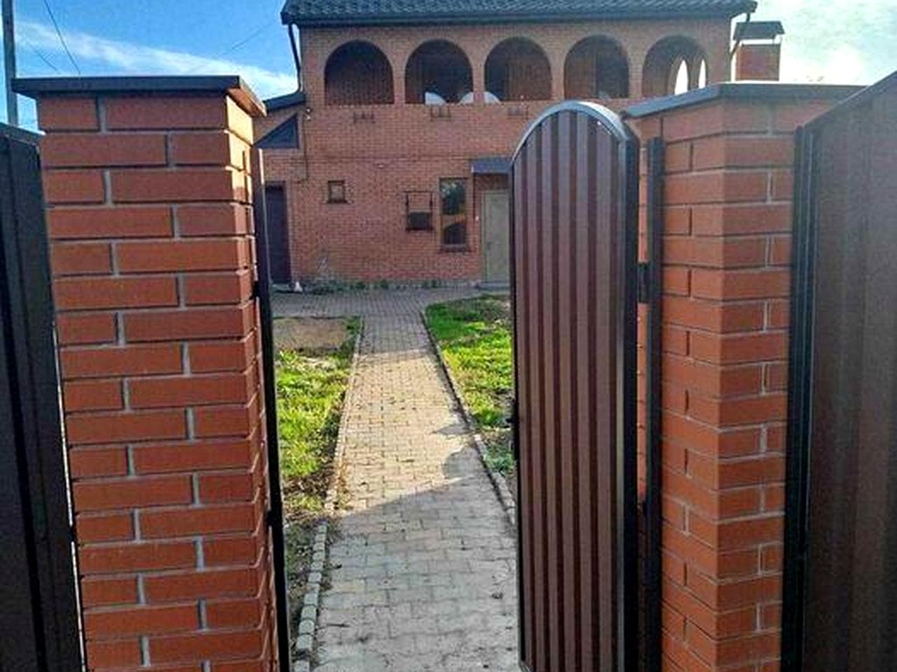 Продам 2-поверховий будинок 250 кв.м, ділянка 16 соток, затишний центр