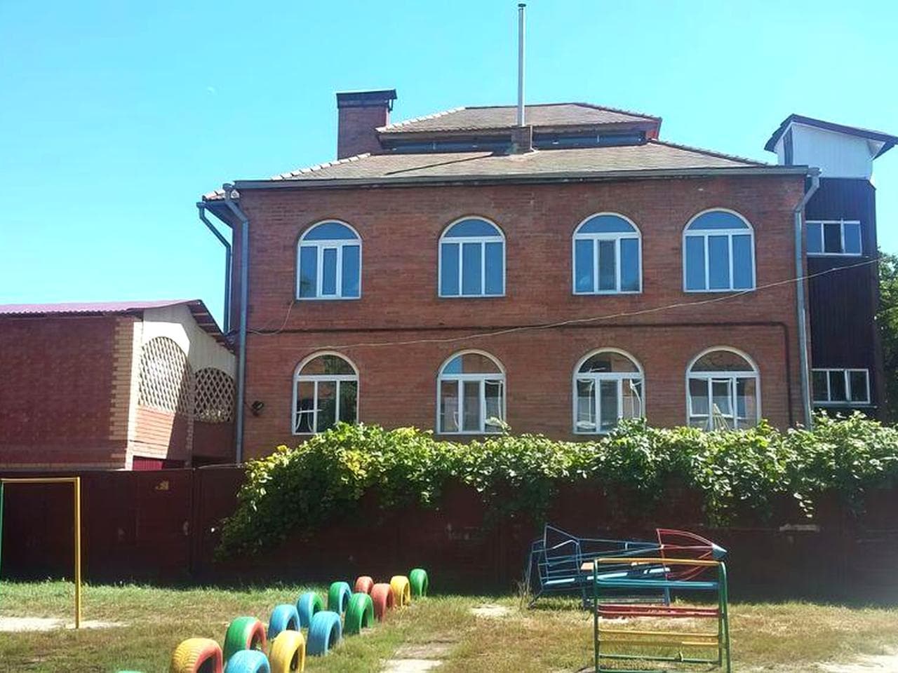 Продаж триповерхового будинку з гаражем 441,2 м²