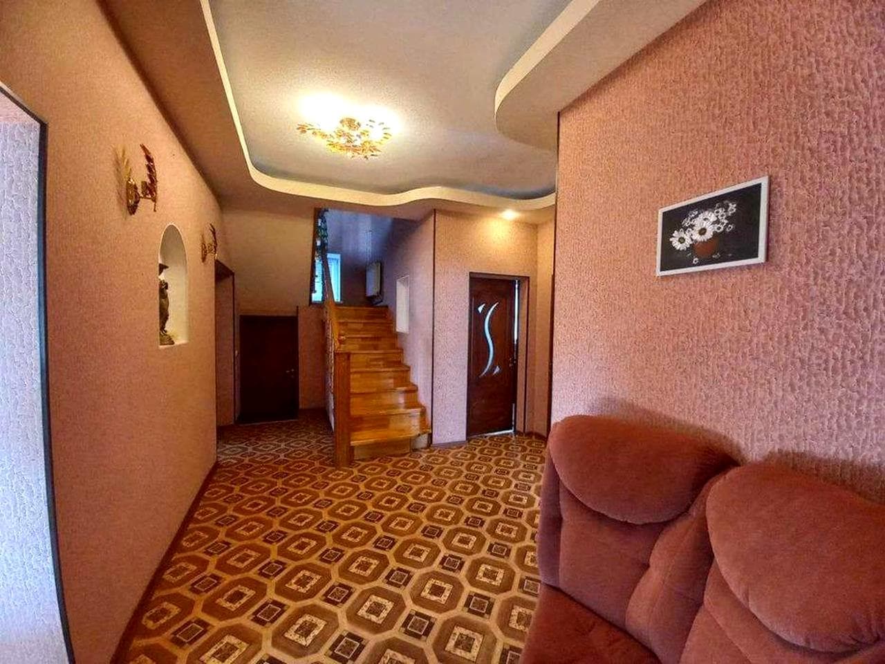 Продам 2 поверховий будинок в самому центрі міста Лозова