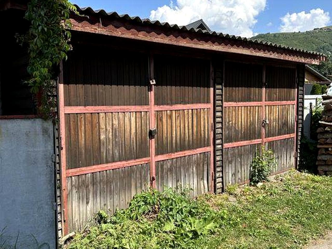 Будинок з гаражами в м. Рахів в центрі
