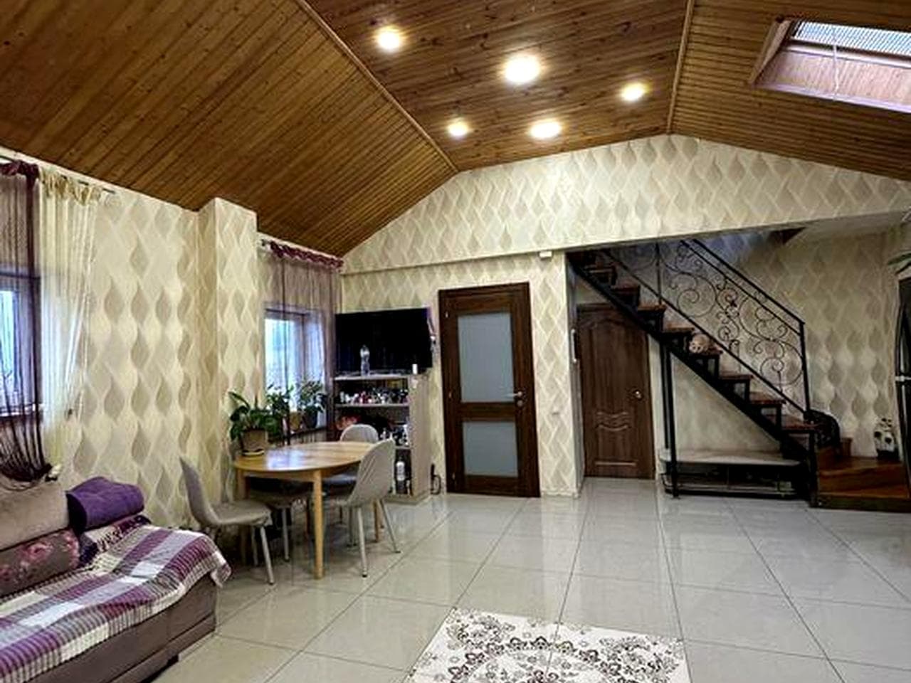 Продаж 2-поверхової квартири сел. Гостомель 85 кв.м з меблями і технік