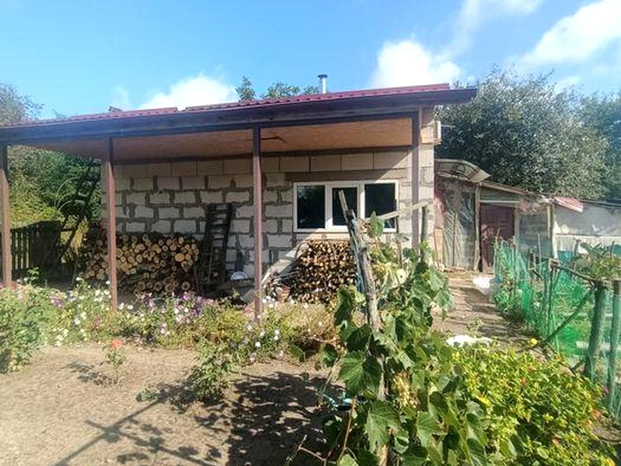 2 поверхи + камін, криниця, душ, туалет, кондиціонери
