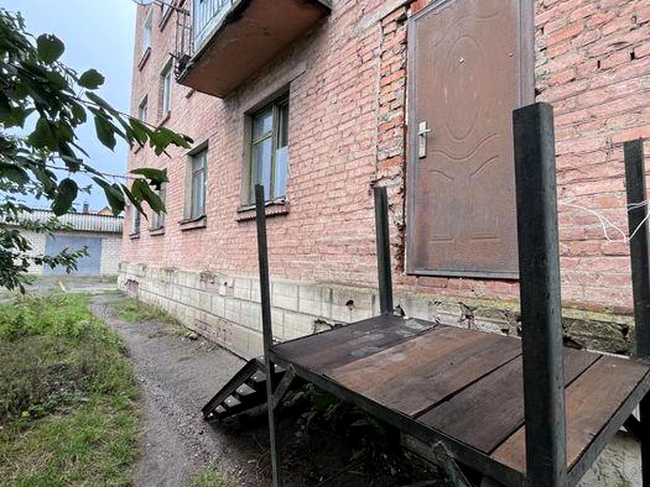 Продам квартиру (під комерцію) перший поверх, окремий вхід (+торг)