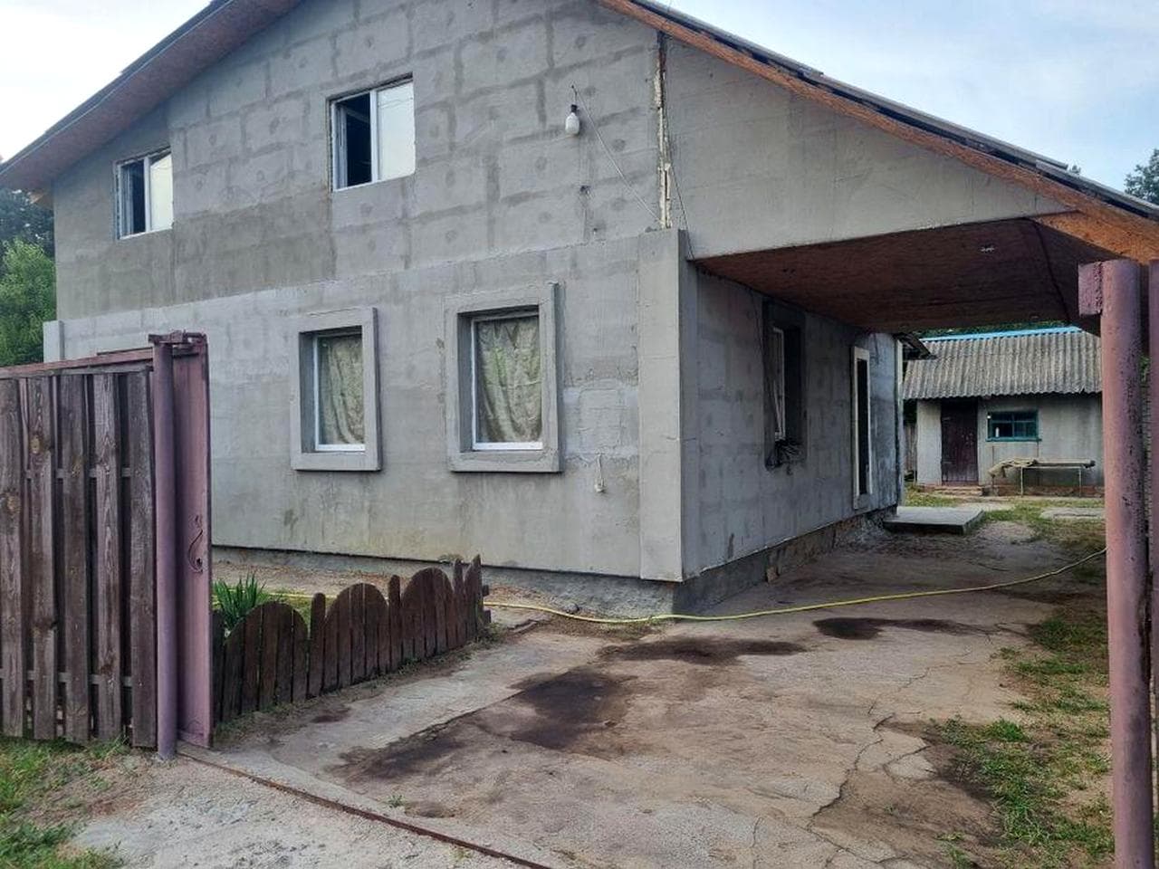 Продаж будинку з грубою
