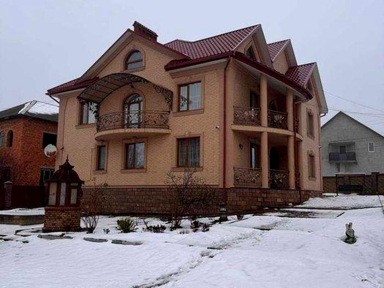 Просторий будинок у Сторожинці