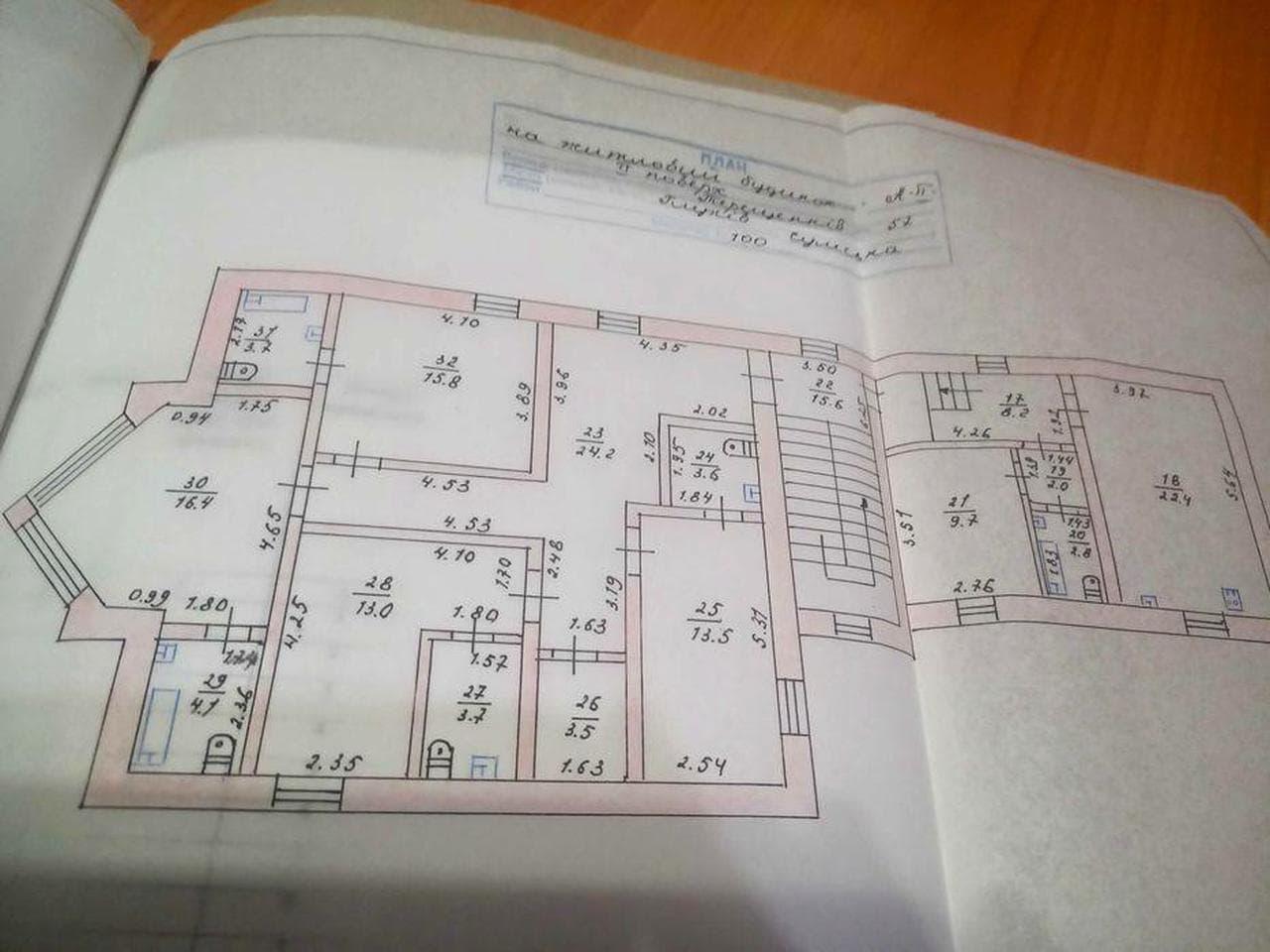 Продаж двоповерхової будівлі в центрі міста.
