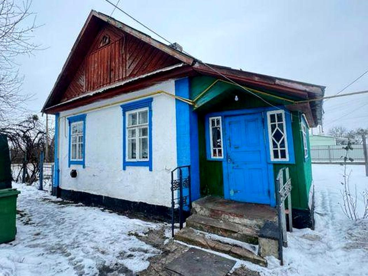 Продається будинок з великою прибудинковою територією.