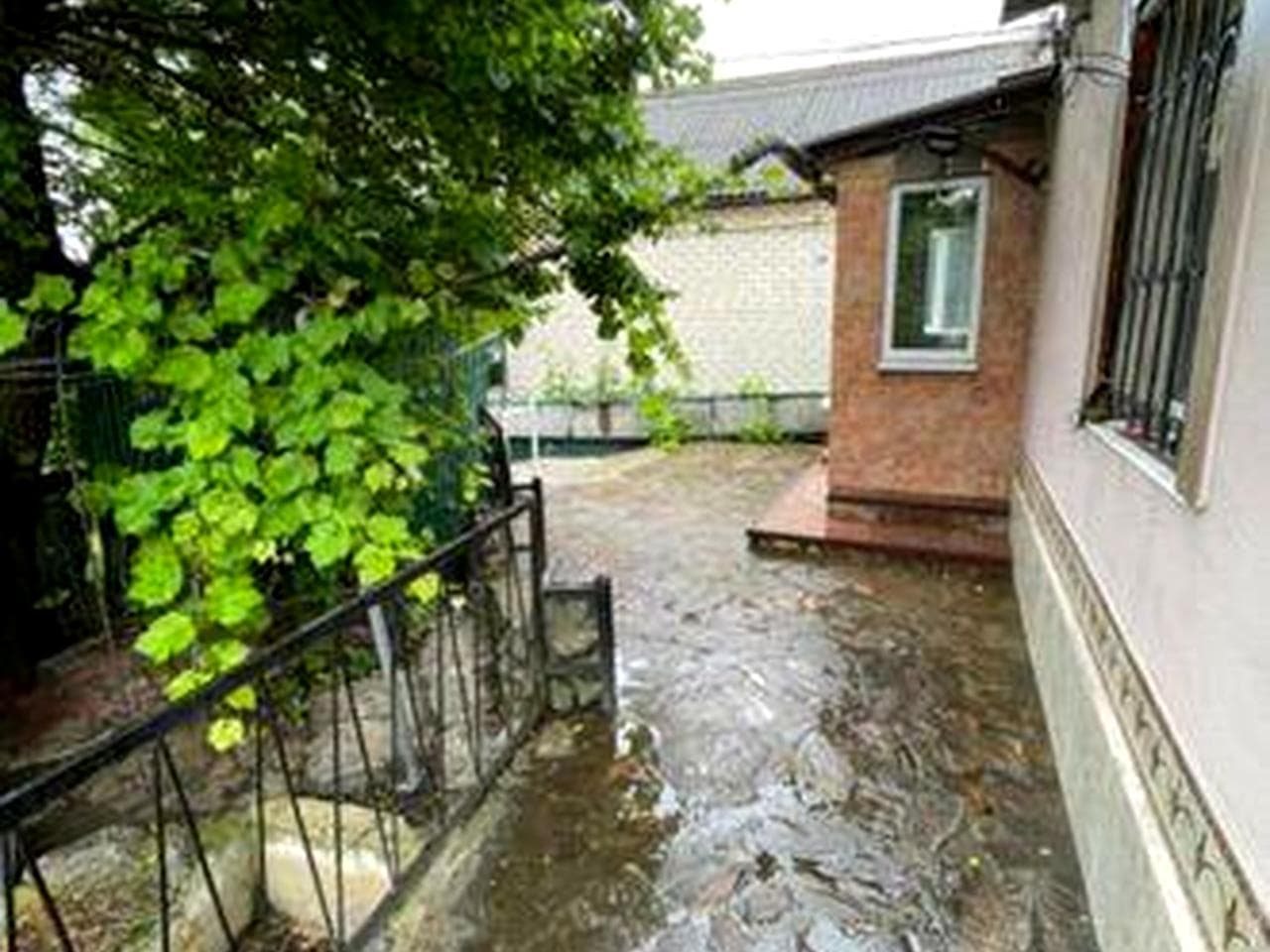 Приватні Дві нерухомості  160 к2-м  р-н мед коледж  пишіть ваібер.